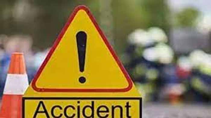 बाराती बस और ट्रक में टक्कर, 10 लोग घायल
